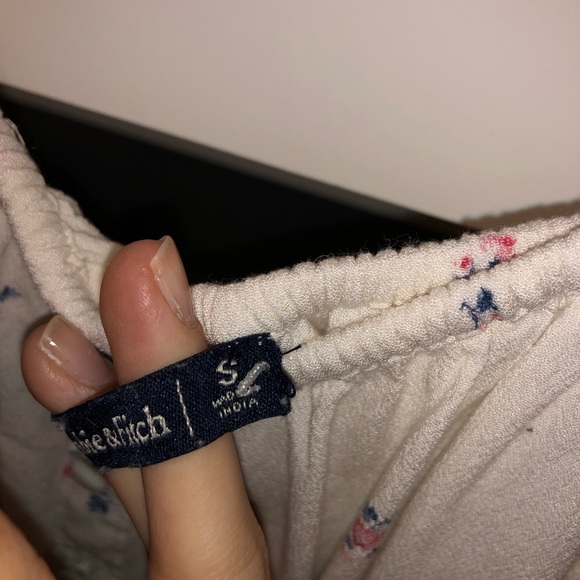 Abercrombie and Fitch off the shoulder crop top - Picture 5 of 7